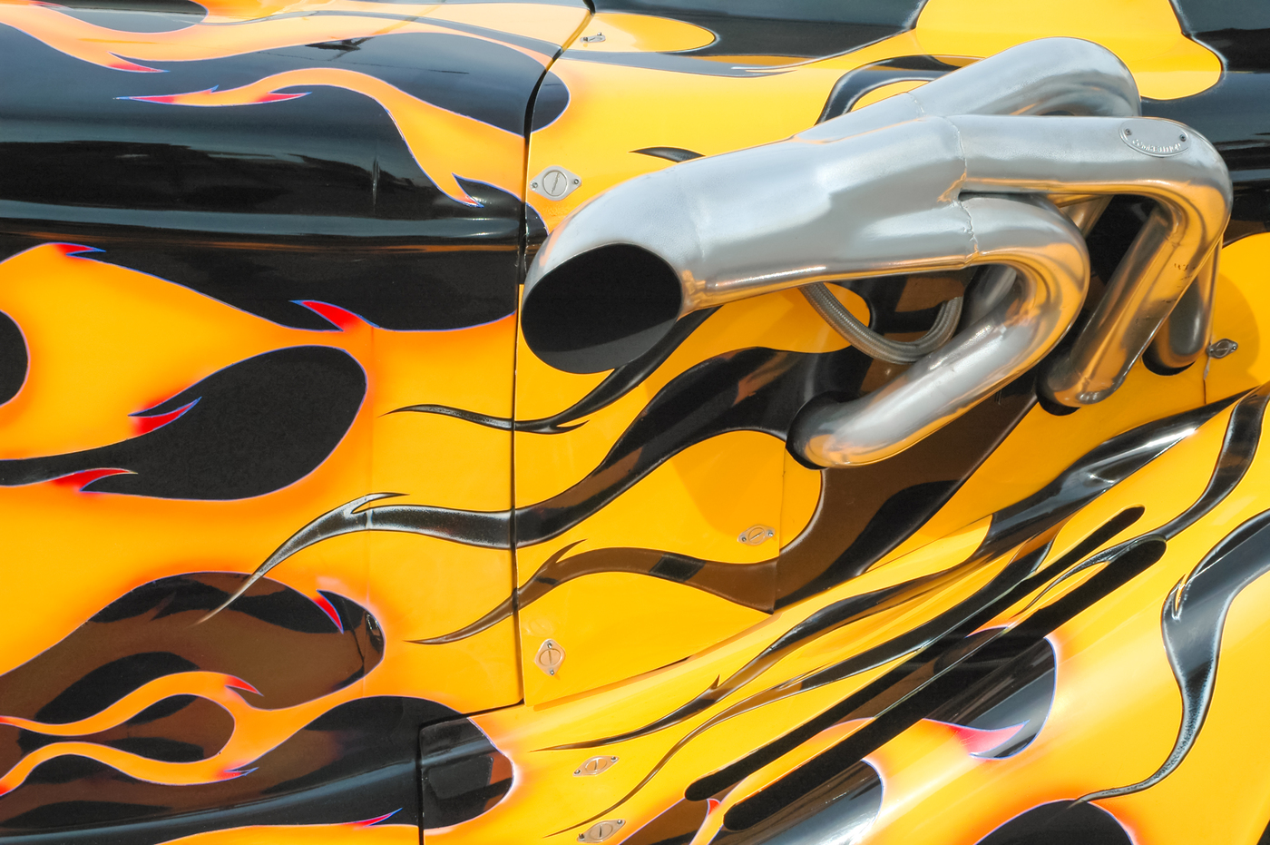 peinture flamboyante sur un custom auto